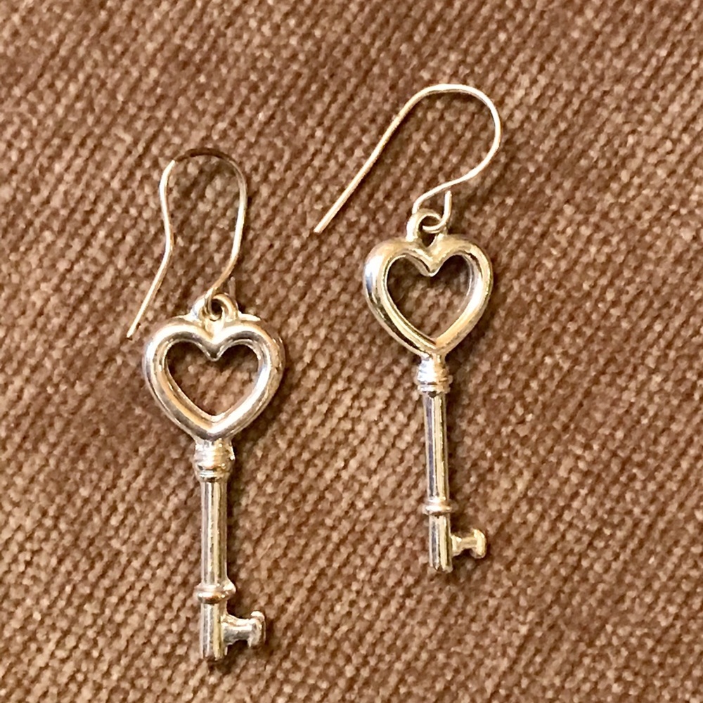 🔴 $5 or 3 for $12 Heart Key Earrings Silver Tone - Picture 2 of 4